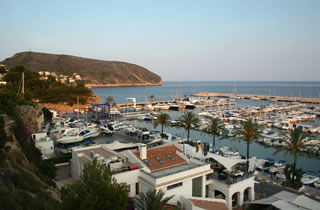 Moraira's Marina is lined with bars and restaurants. Villas in Moraira benefit from the great bars and restaurants in and around Moraira